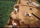 古墳の発掘調査状況写真。